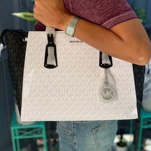 BRAND NEW! - Michael Kors Voyager Small Logo Tote